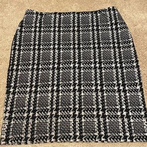 Ann Taylor Houndstooth Pull On Pencil Skirt. Size 8